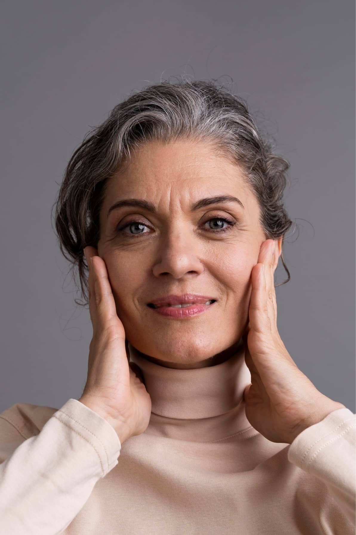 retrato-mujer-senior-elegante-sonriente-min