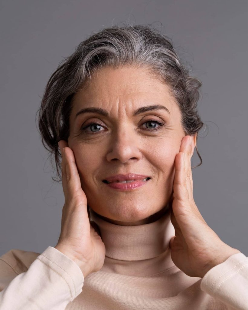 retrato-mujer-senior-elegante-sonriente-min